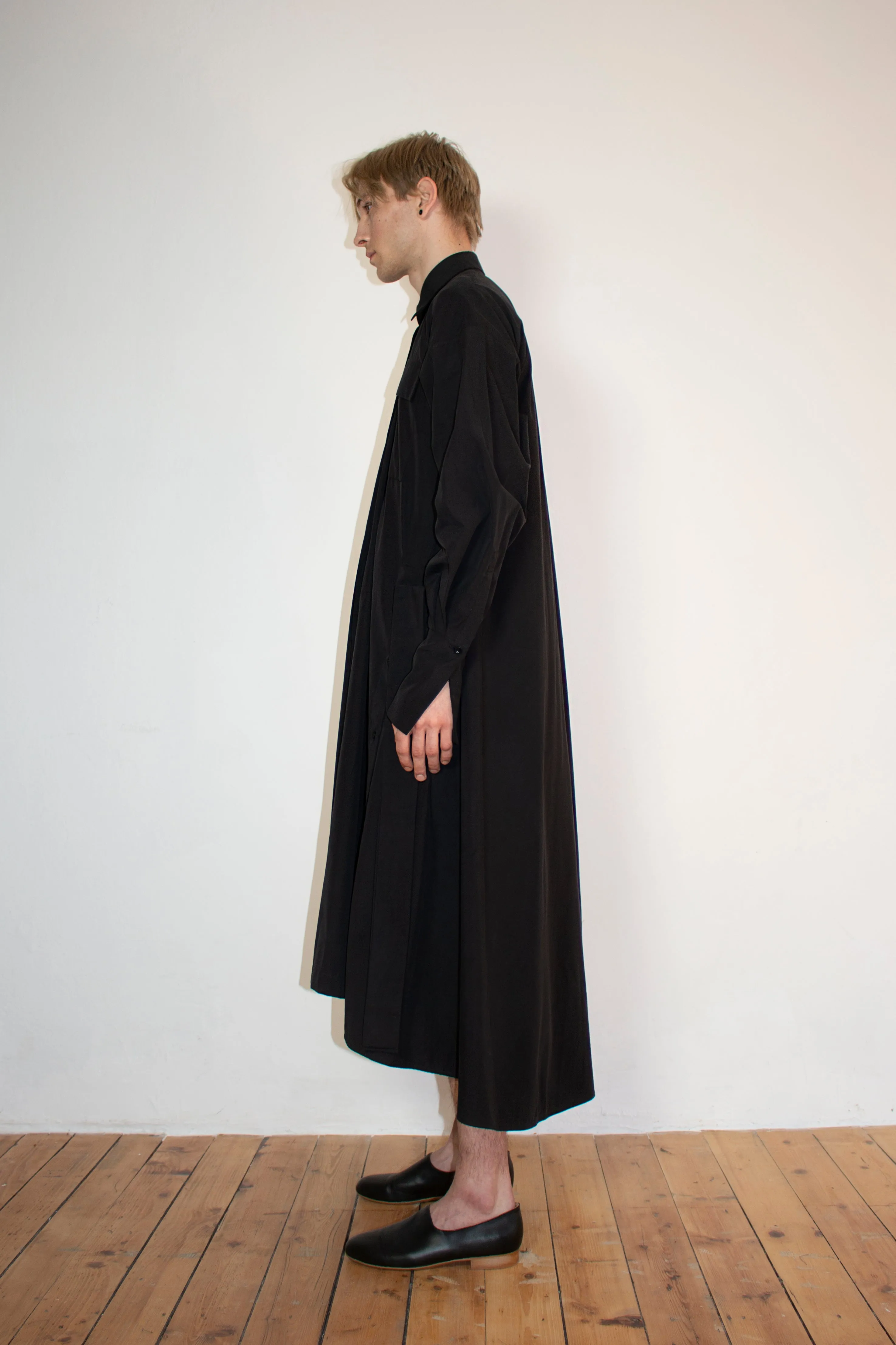 Black elongated post-gender shirt