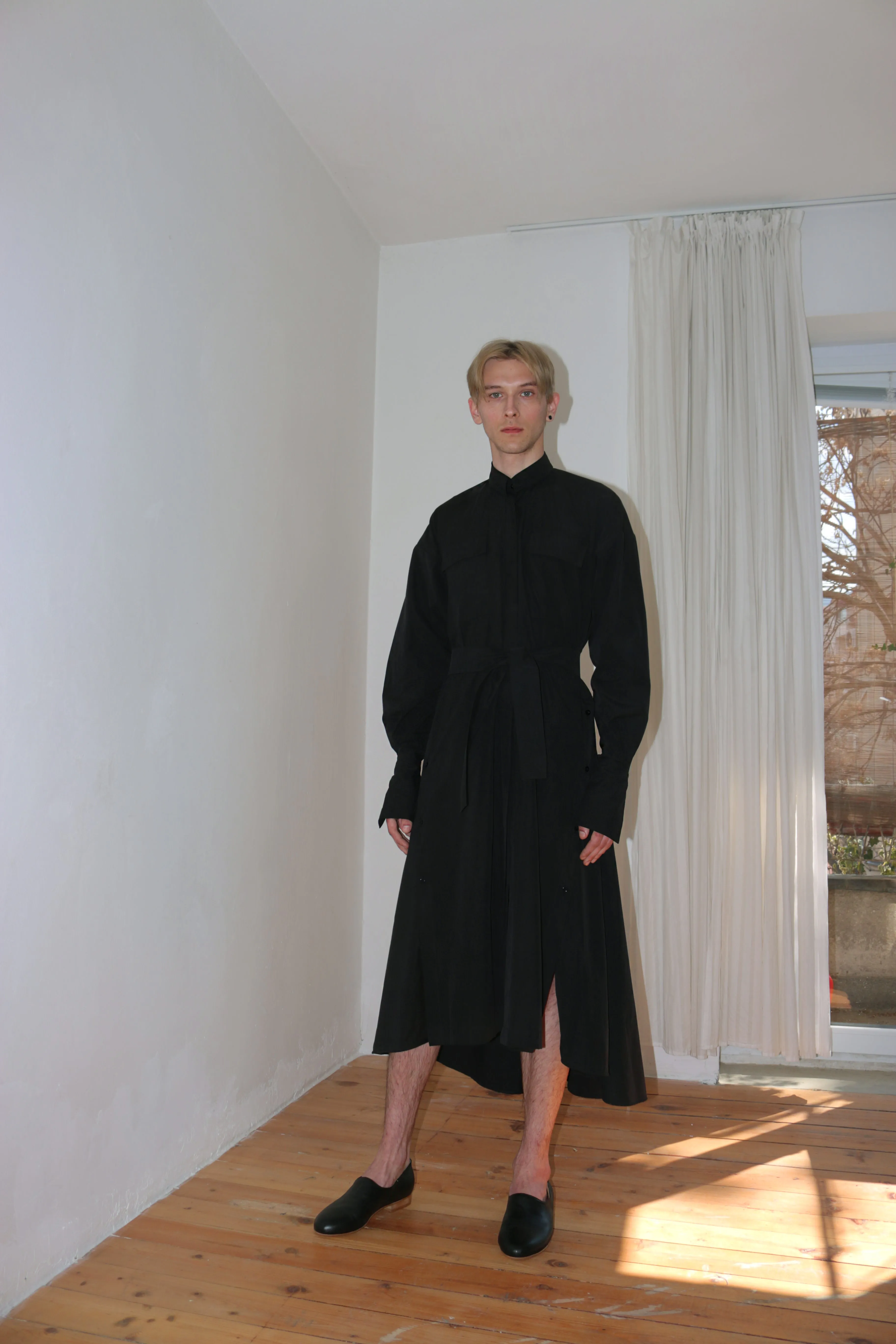 Black elongated post-gender shirt